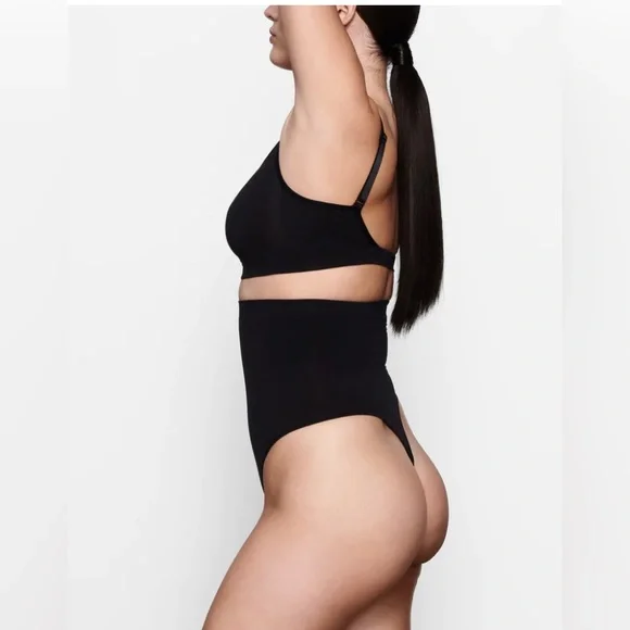 SKIMS NWOT Seamless Shape Thong in Onyx - Picture 2 of 6